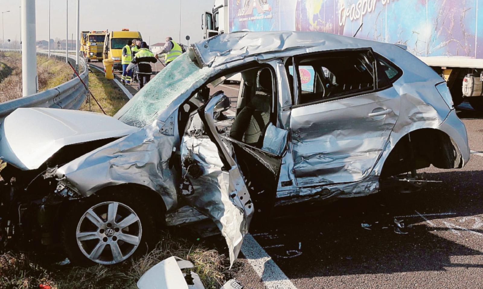 La 18enne resta in prognosi riservata