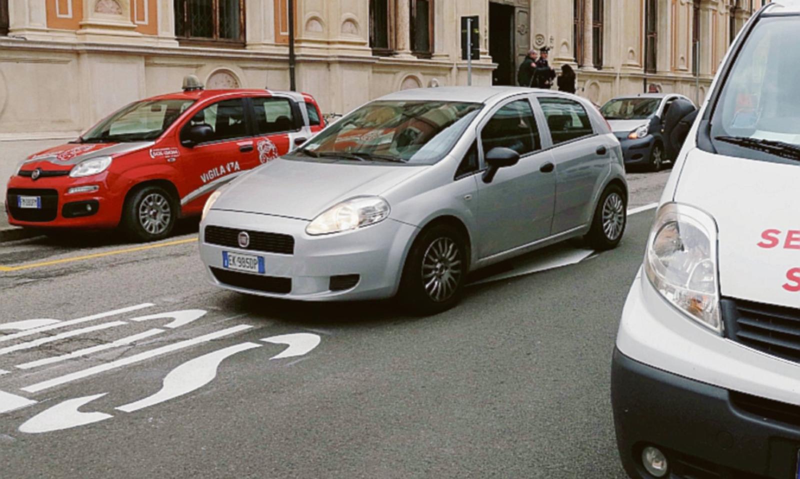 &ldquo;Viabilit&agrave; assurda e incrocio ad alto rischio di incidenti&rdquo;