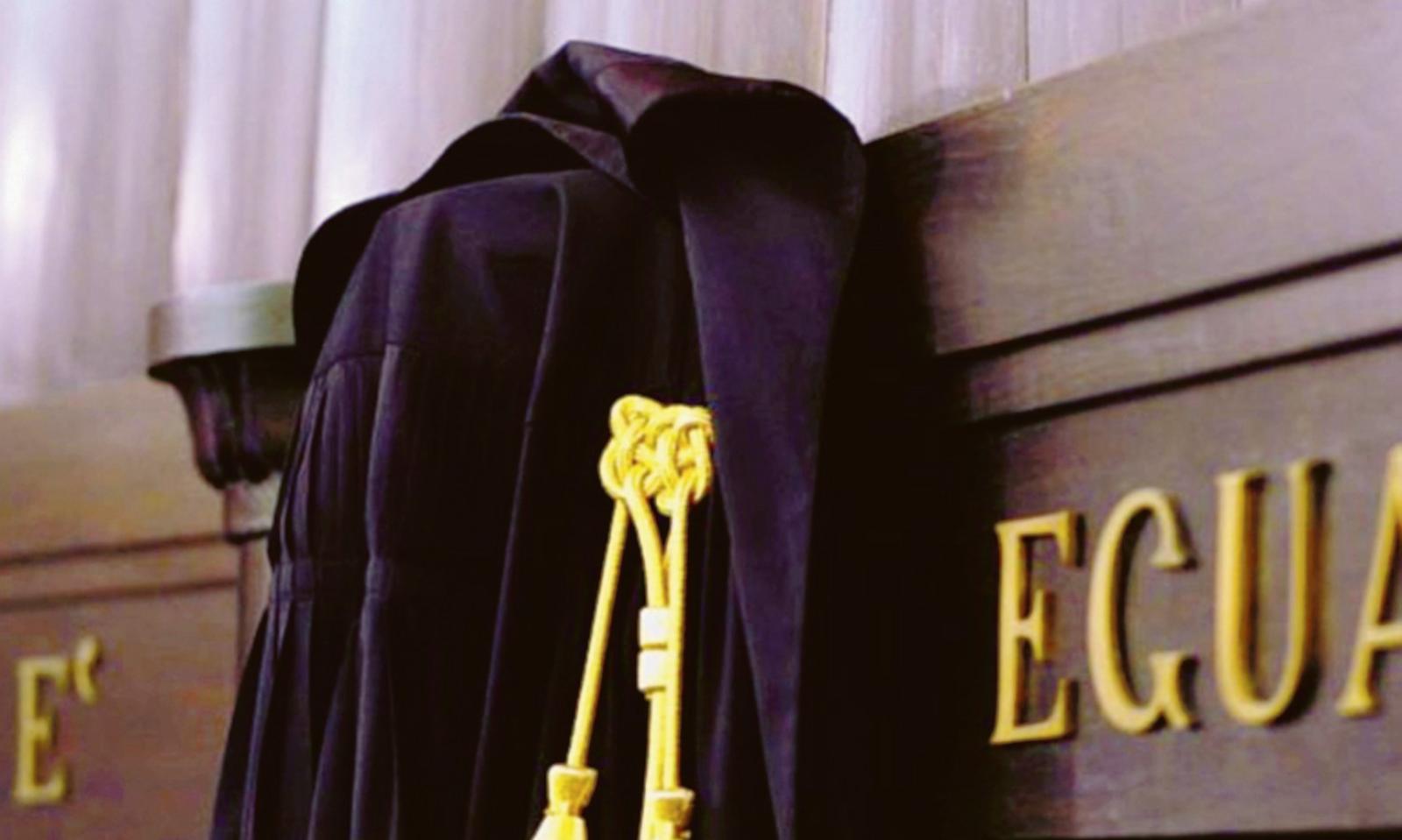 Falso ideologico e materiale: notaio rinviato a giudizio