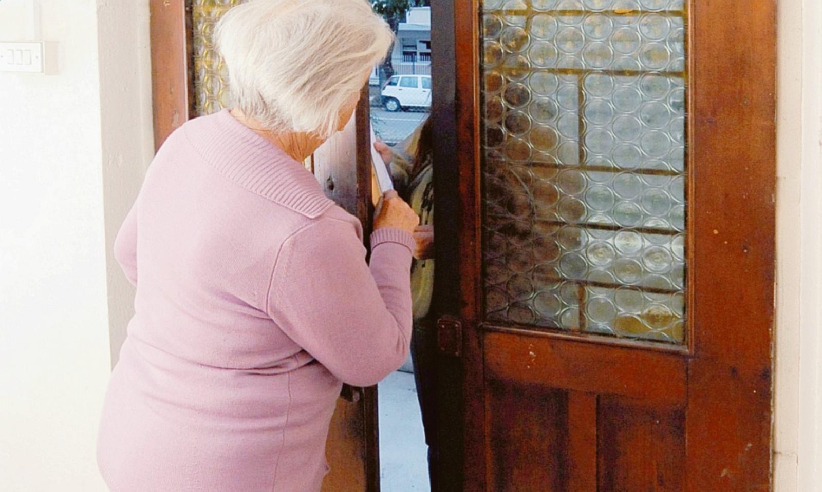 Lusia: storditi con lo spray, razzia di oro