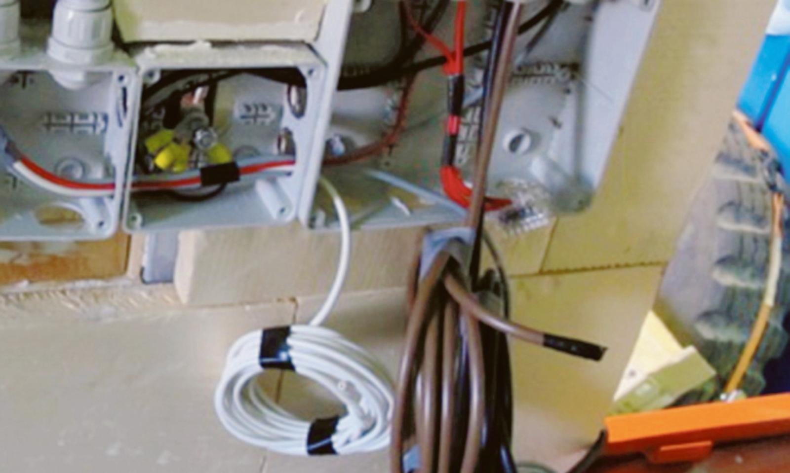 Bruciati i cavi della corrente elettrica