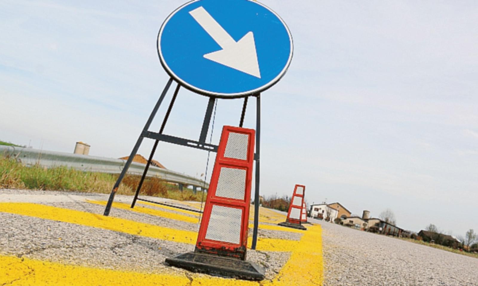 Voragini, segnali e cartelli ora si attendono i lavori