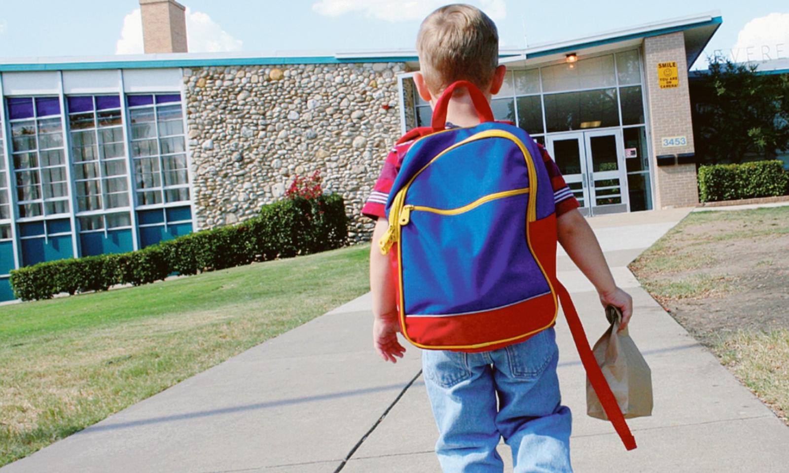 Bimbi no vax fuori da scuola
