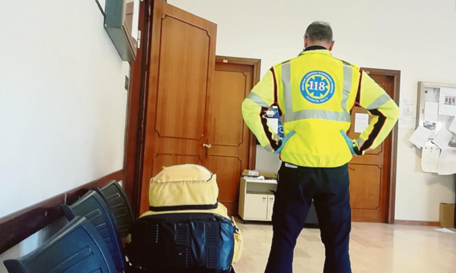 Straniero morde i militari