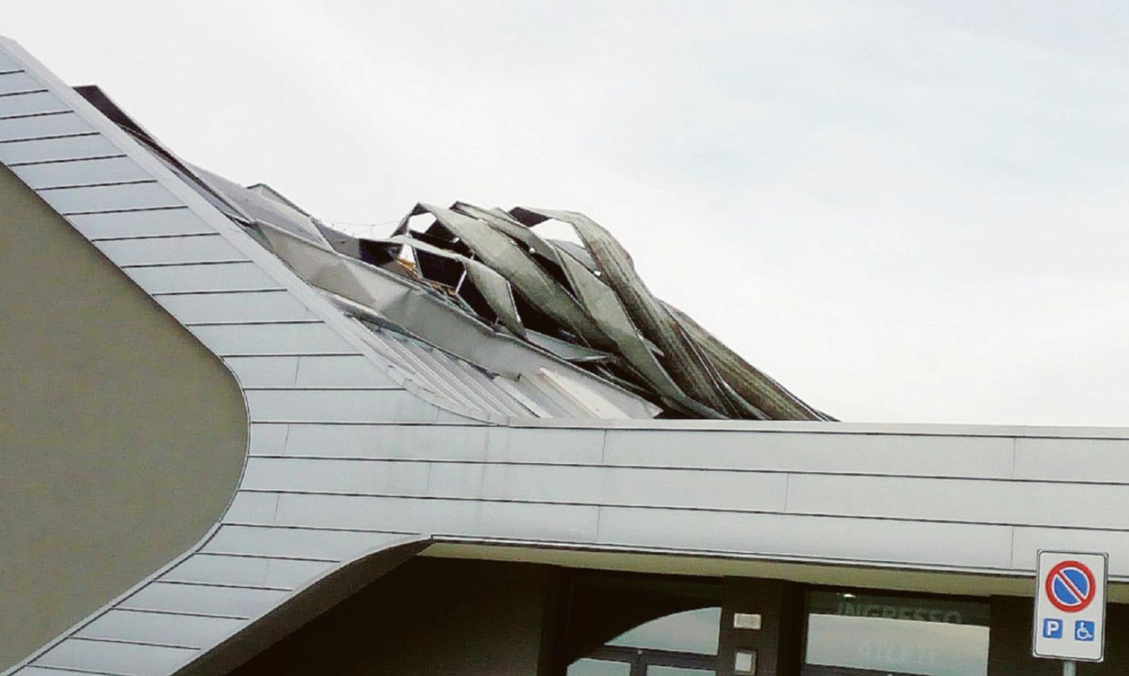 Palazzetto non agibile. Rabbia e indagini dei carabinieri