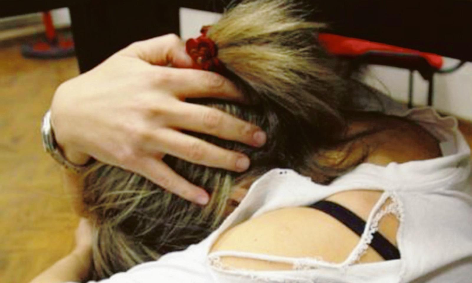 "Pestata e stuprata perch&eacute; non gli ho lavato i piedi"