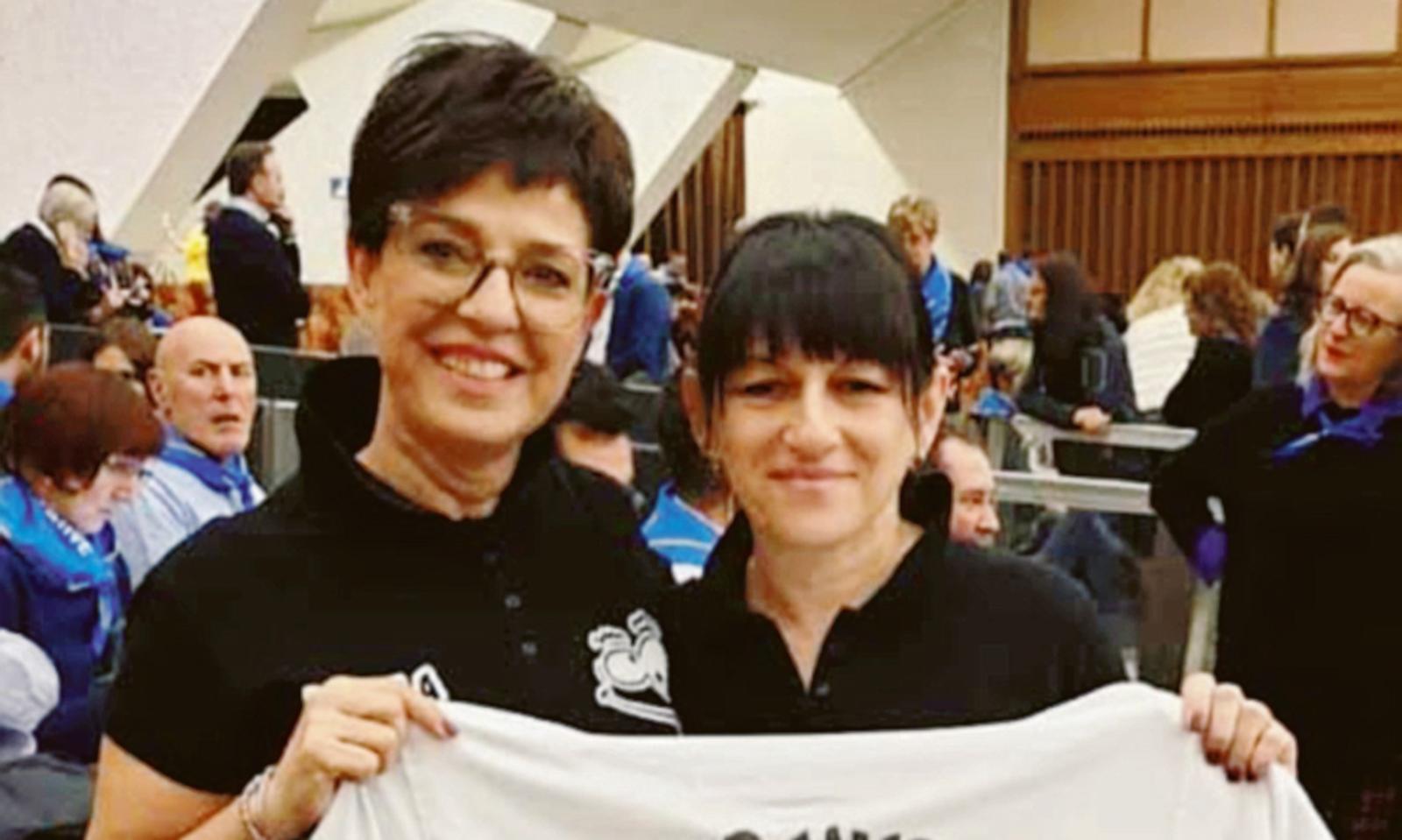 Ha scavalcato le transenne per consegnare la maglia al Papa