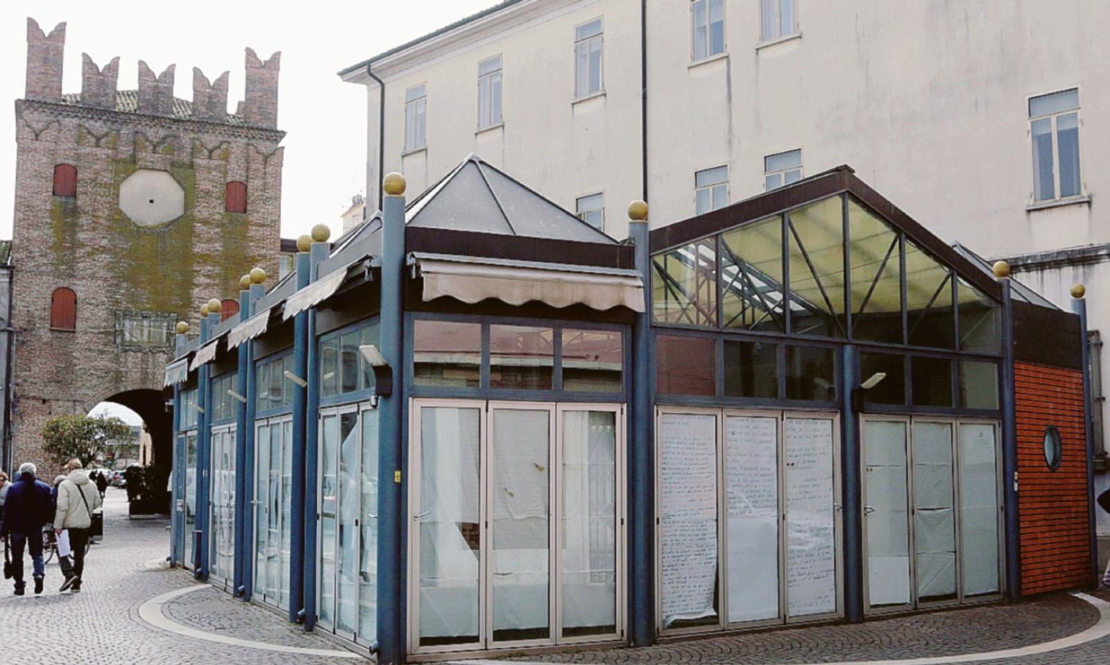 Il chiosco sul tavolo del commissario