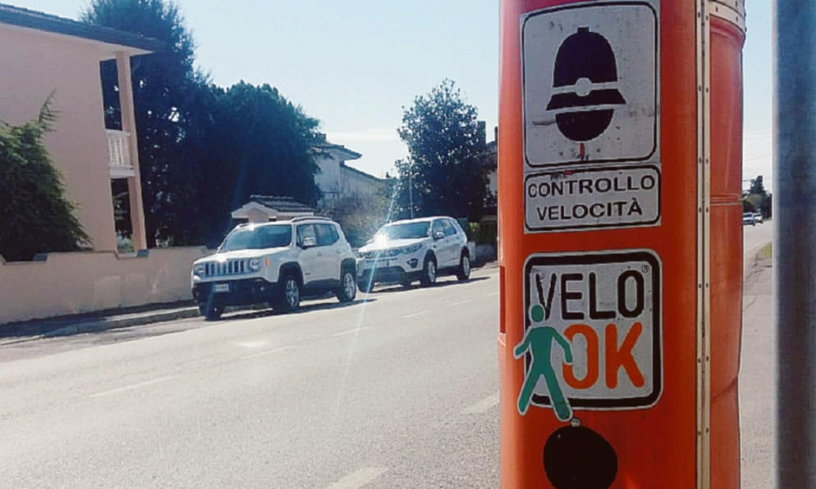 Strada e marciapiedi pericolosi, il dramma della frazione