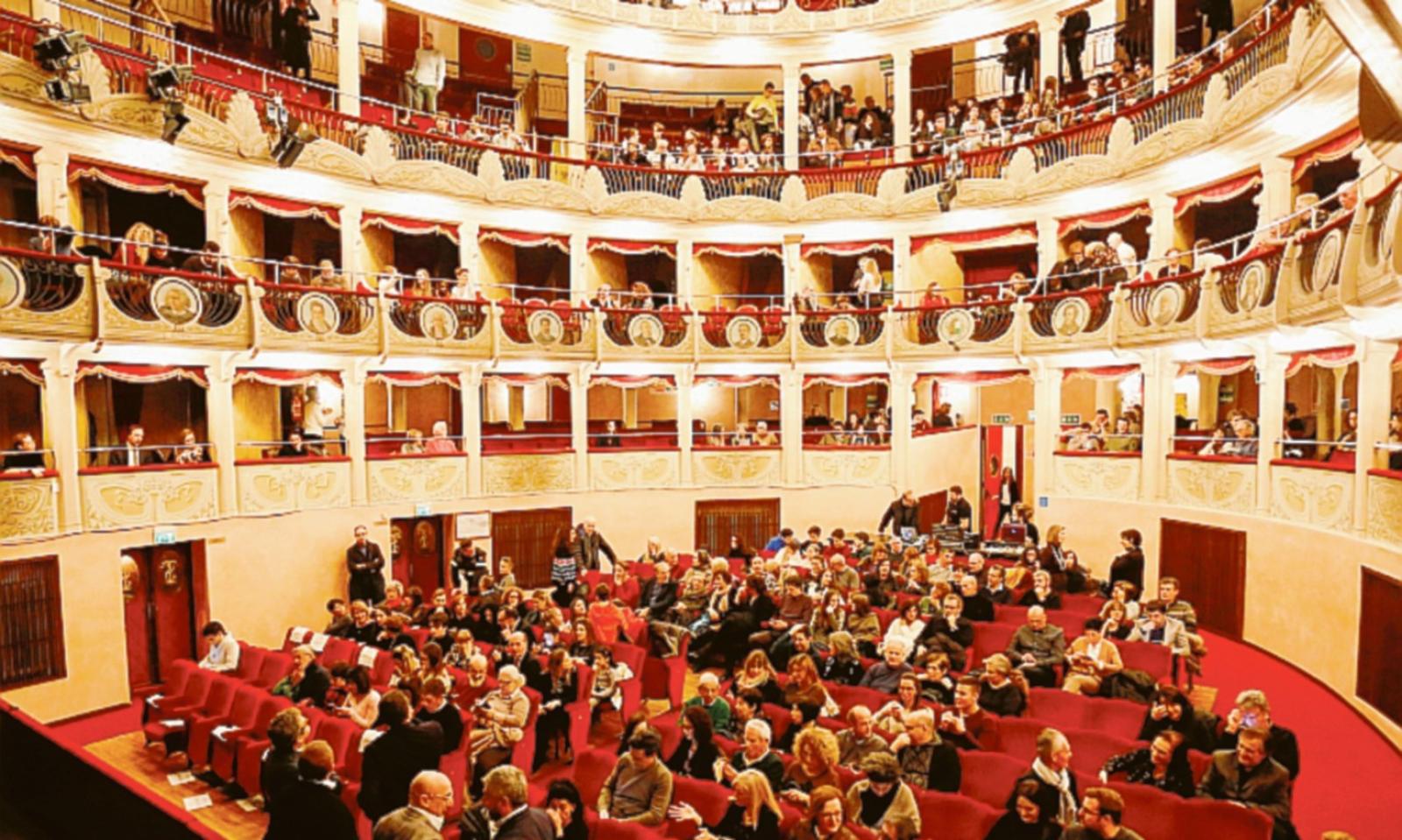 Ombre sul teatro Sociale