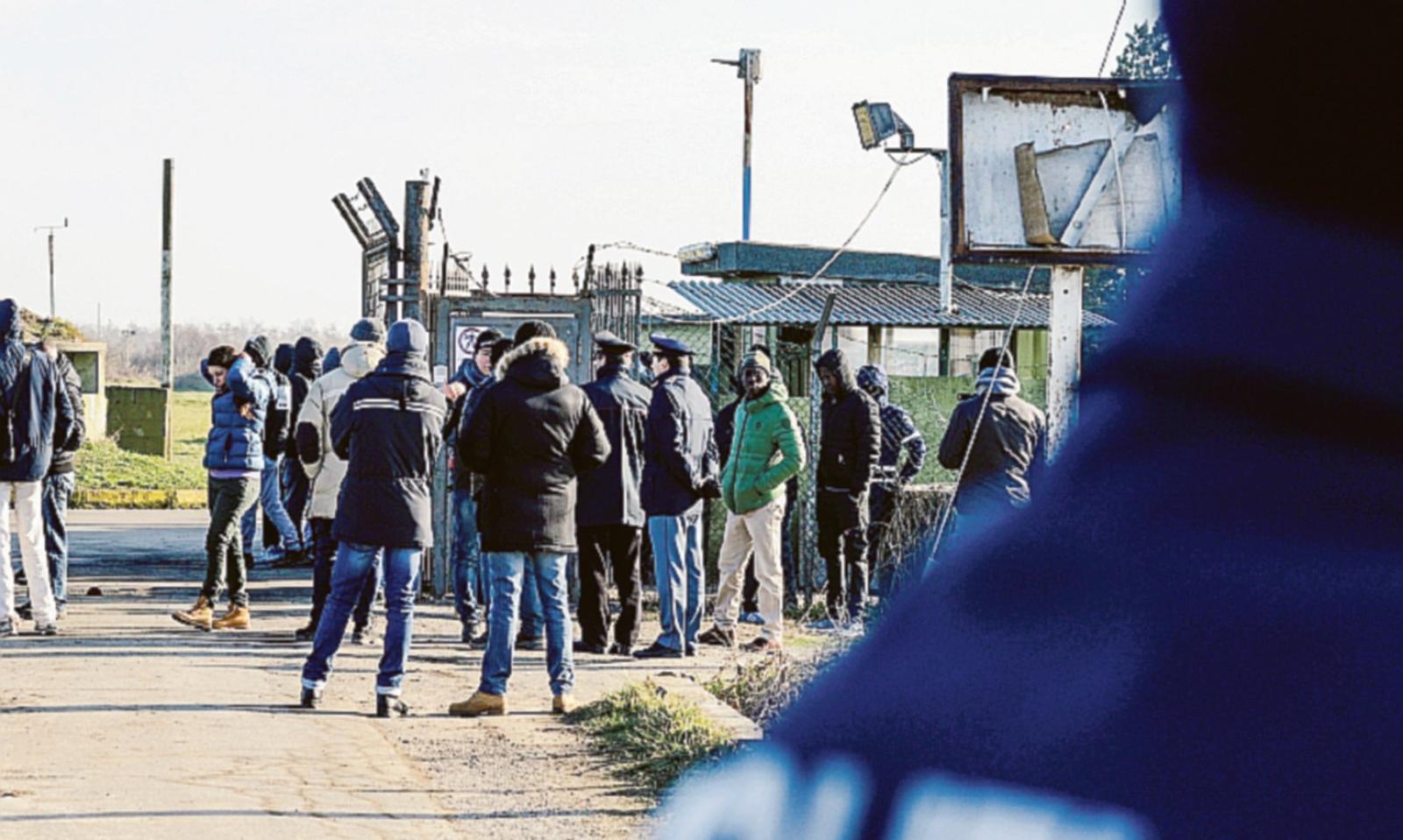 Ex base di Conetta, 12 indagati