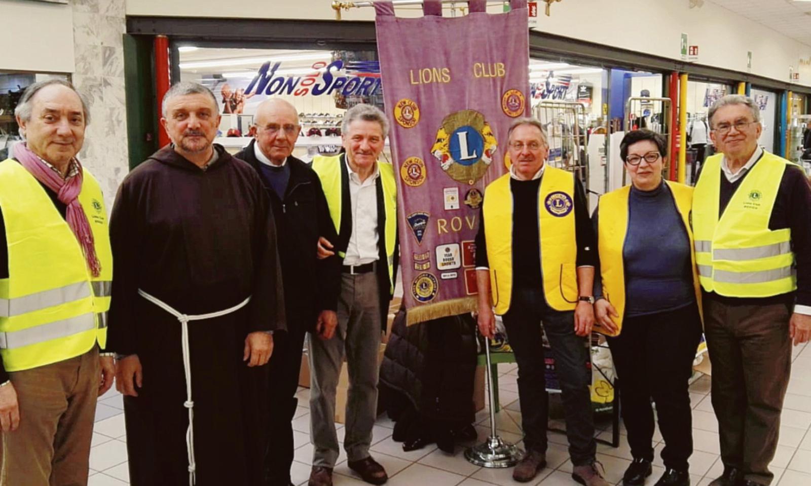 106 scatoloni di cibo per i poveri