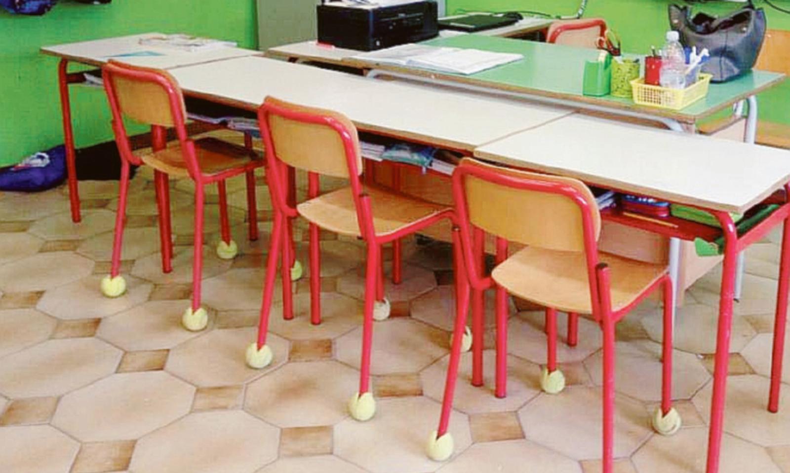 Palline da tennis sotto le sedie per non fare rumore