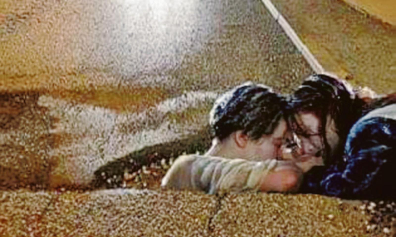 La buca si trasforma nella scena del Titanic