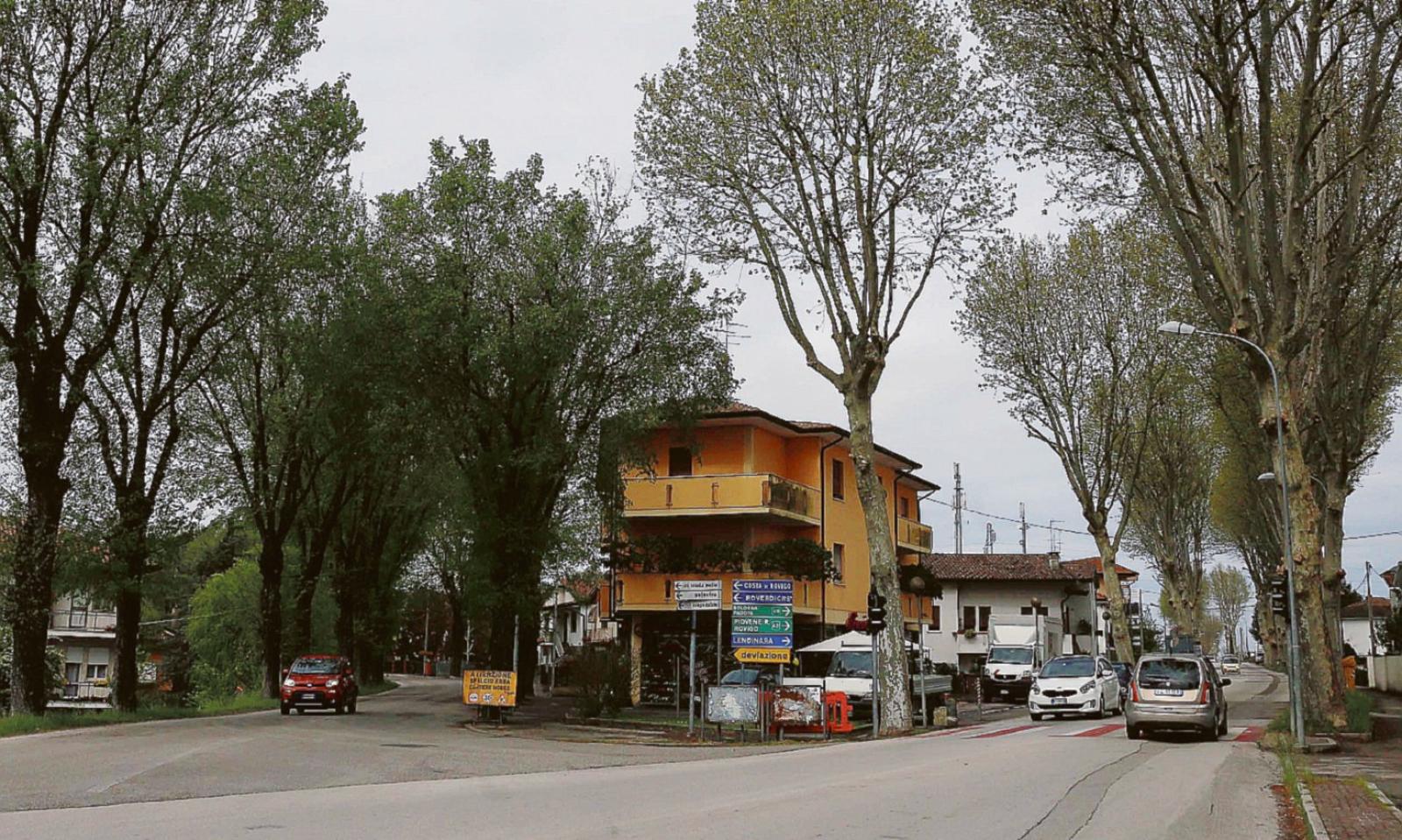 Il quartiere tagliato a met&agrave;: &ldquo;Chiediamo controlli e pulizia&rdquo;