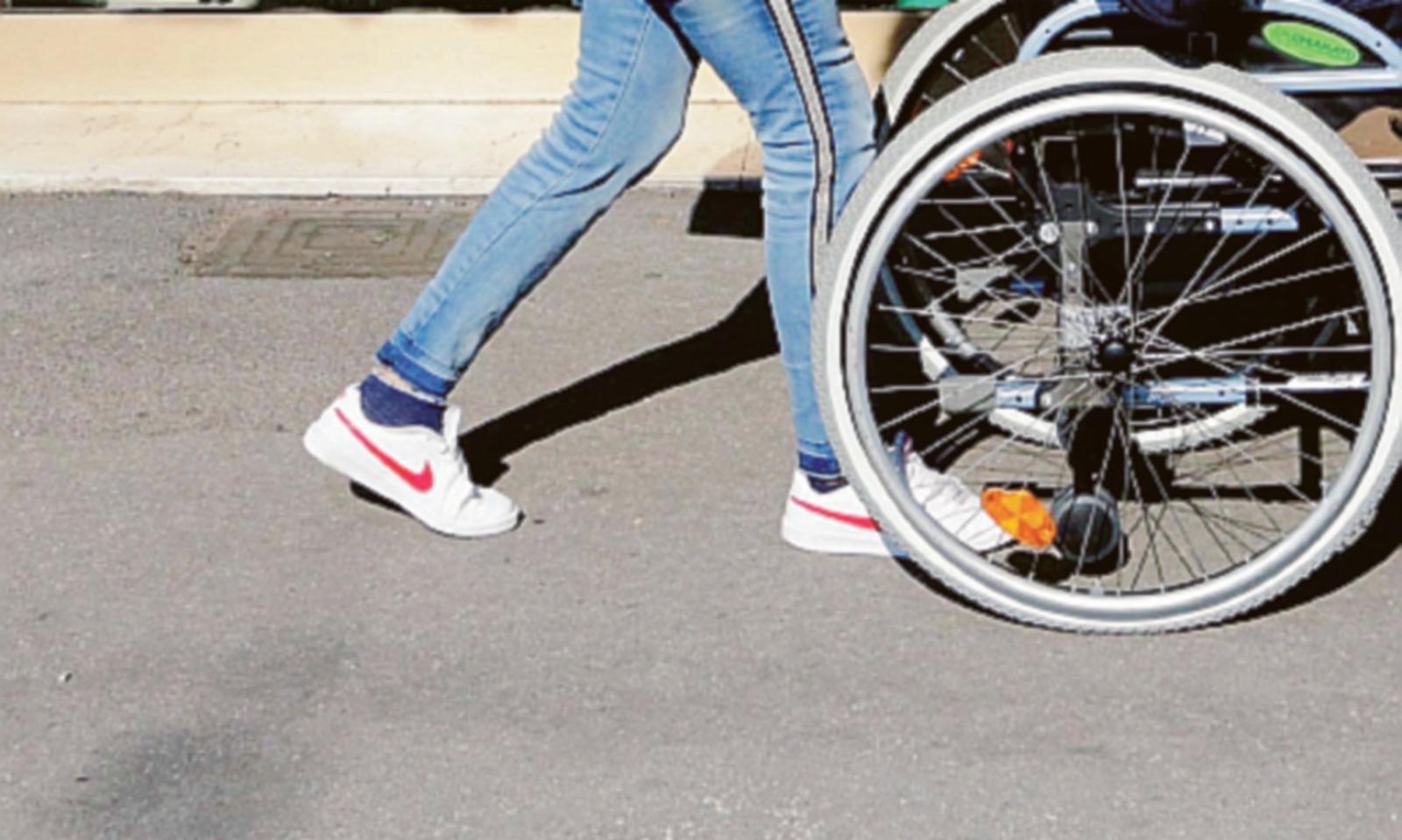 Marciapiedi impercorribili spazi vuoti abbandonati