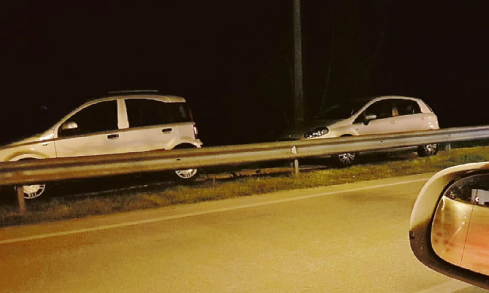 Il parcheggio selvaggio impedisce l'accesso all'ambulanza