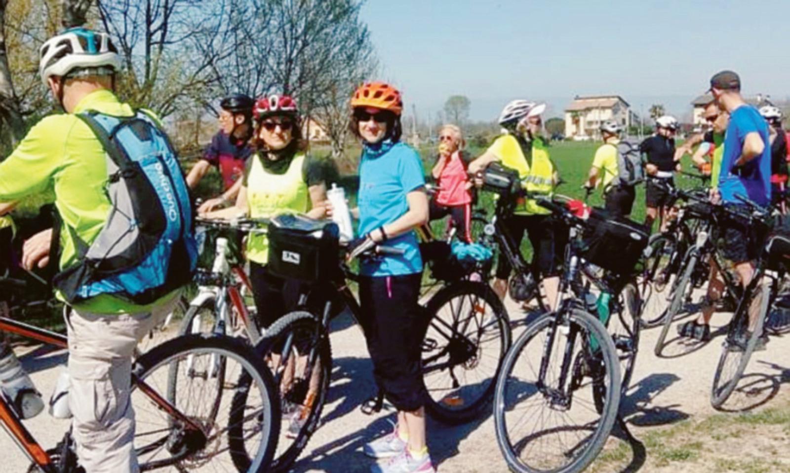 Un successo le pedalate lente e cordiali della Fiab