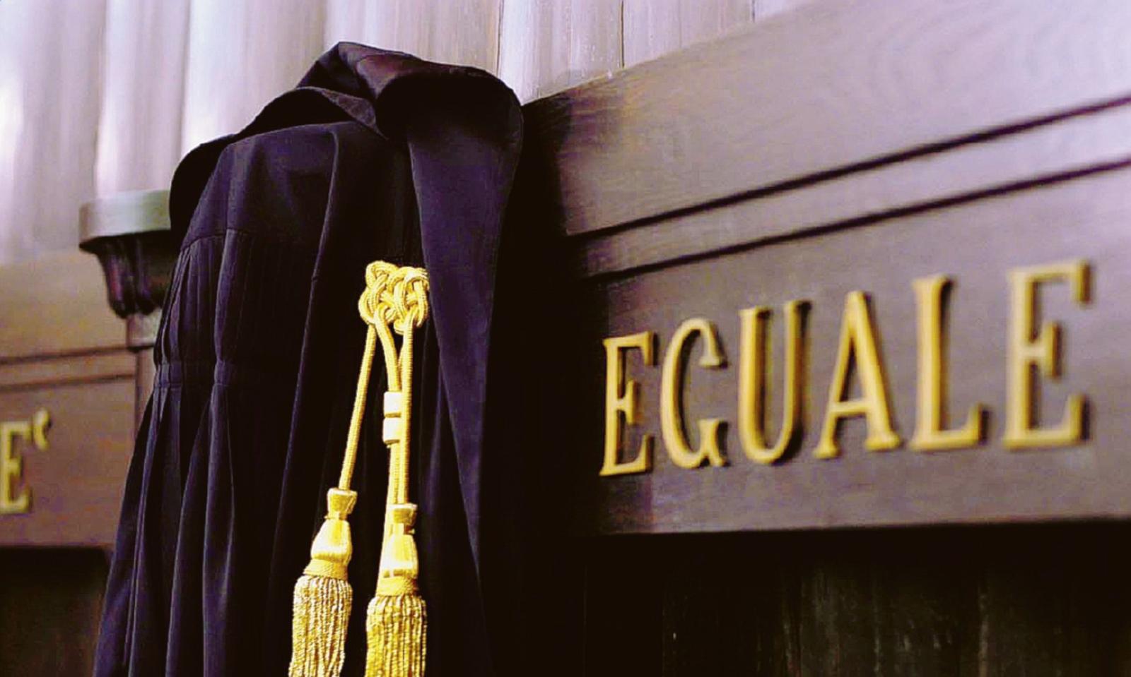 Scritte sulla strada per offenderla