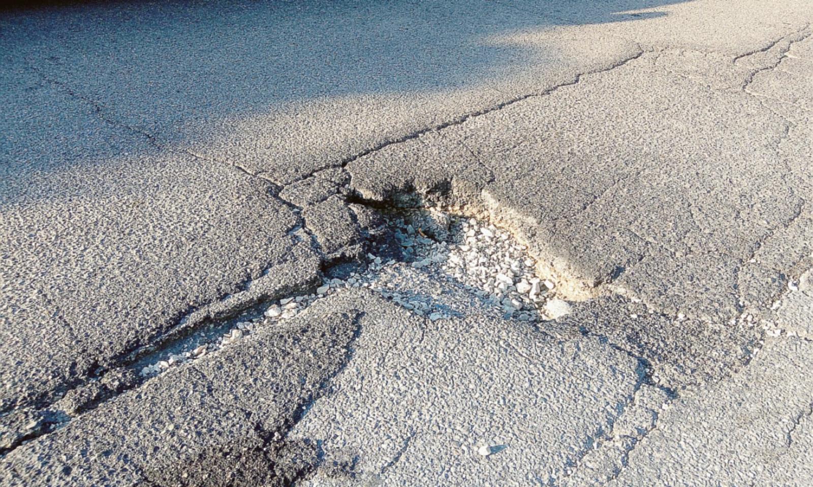I camion hanno distrutto la strada, ma anche le case vicine