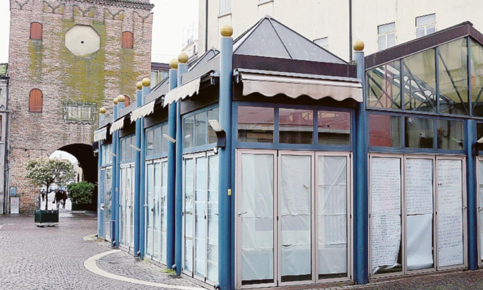 "Il relitto abbandonato. Ringraziate la giunta Bergamin"