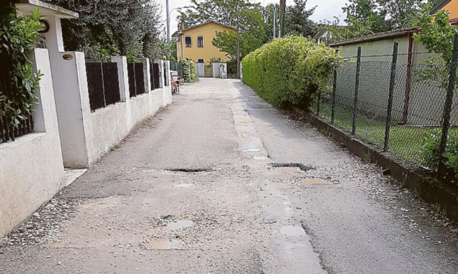 Un fossato al centro della via