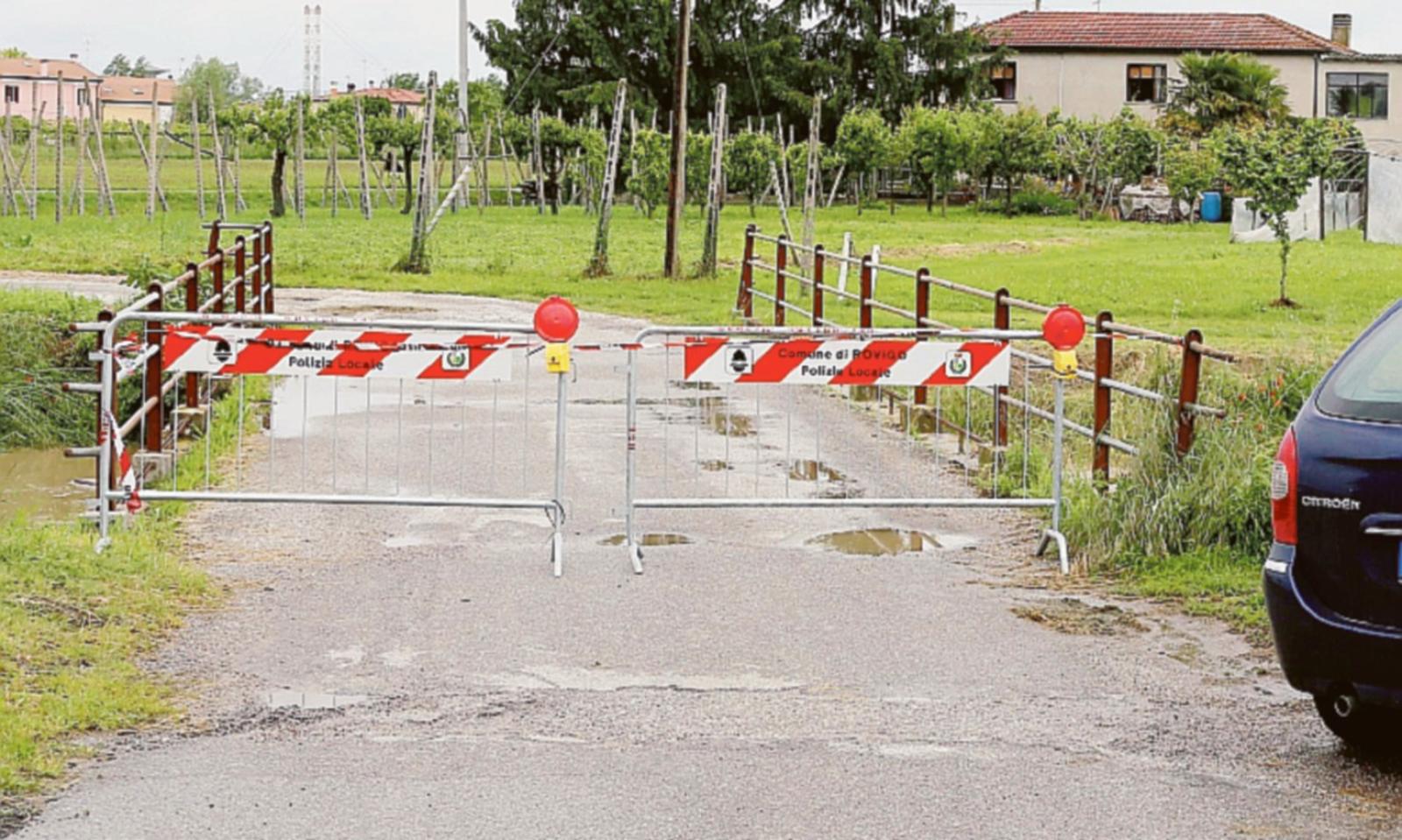 Ponte chiuso, i residenti restano bloccati