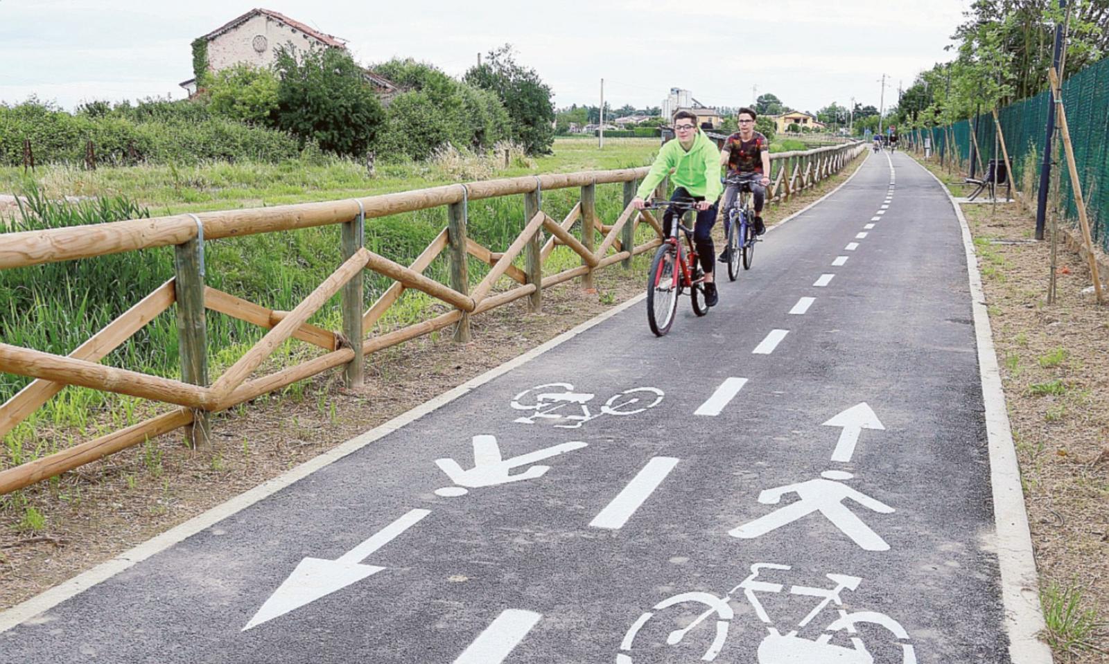 I ladri lasciano al buio la ciclabile: rubati i cavi