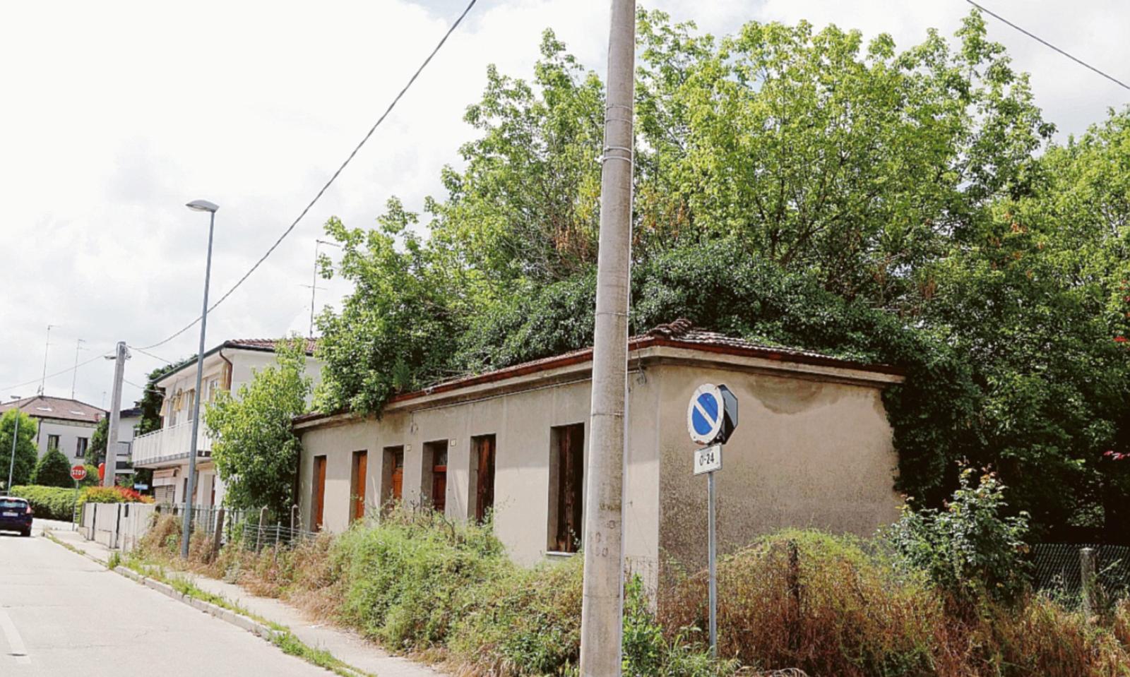 San Bortolo, case divorate dal verde