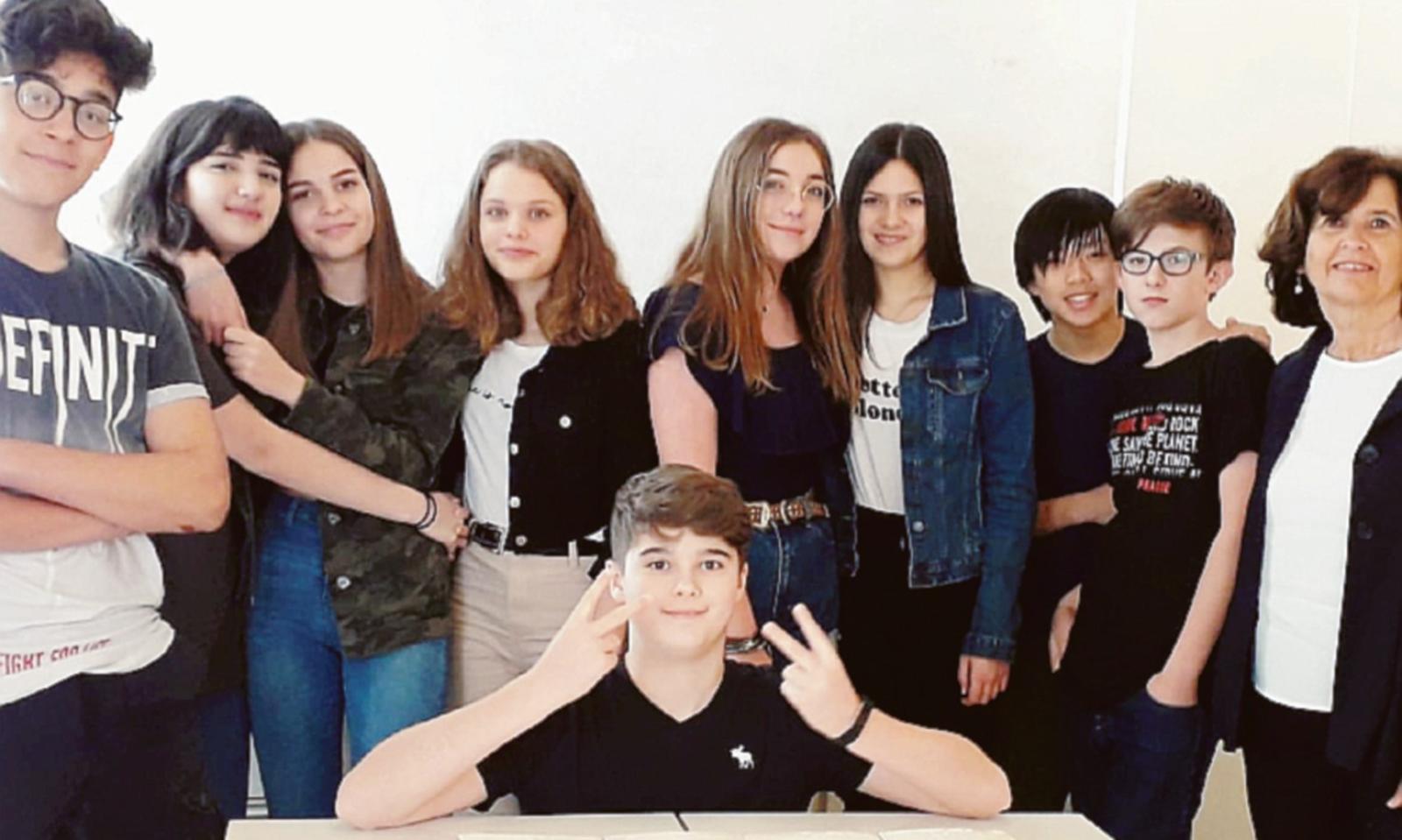 Studenti a lezione di ceramica