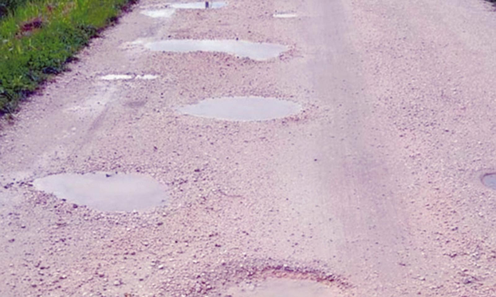 Le piogge ha distrutto la strada