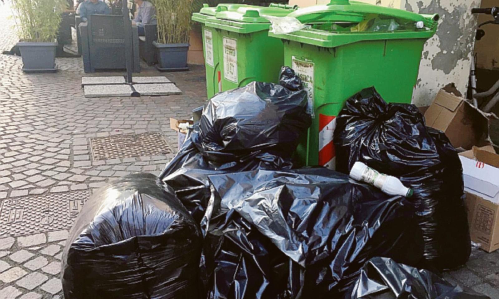 Rifiuti abbandonati in pieno centro 