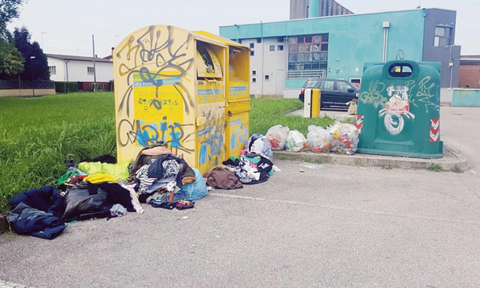 Degrado nell&rsquo;isola ecologica in centro