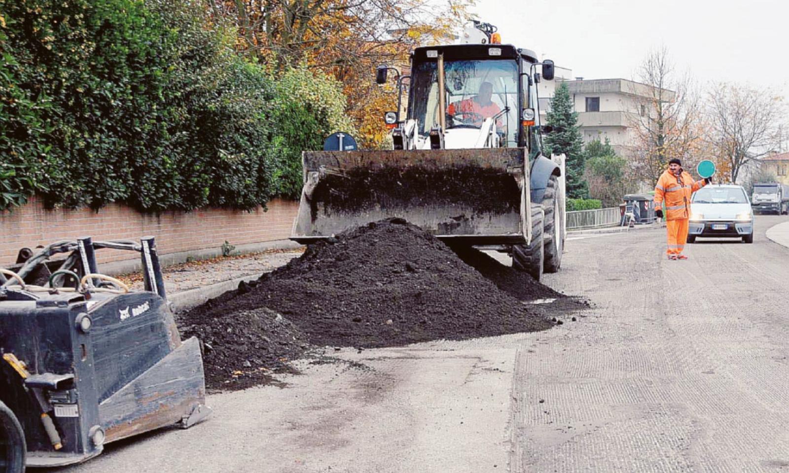 Una colata di asfalto sulle strade di Rovigo