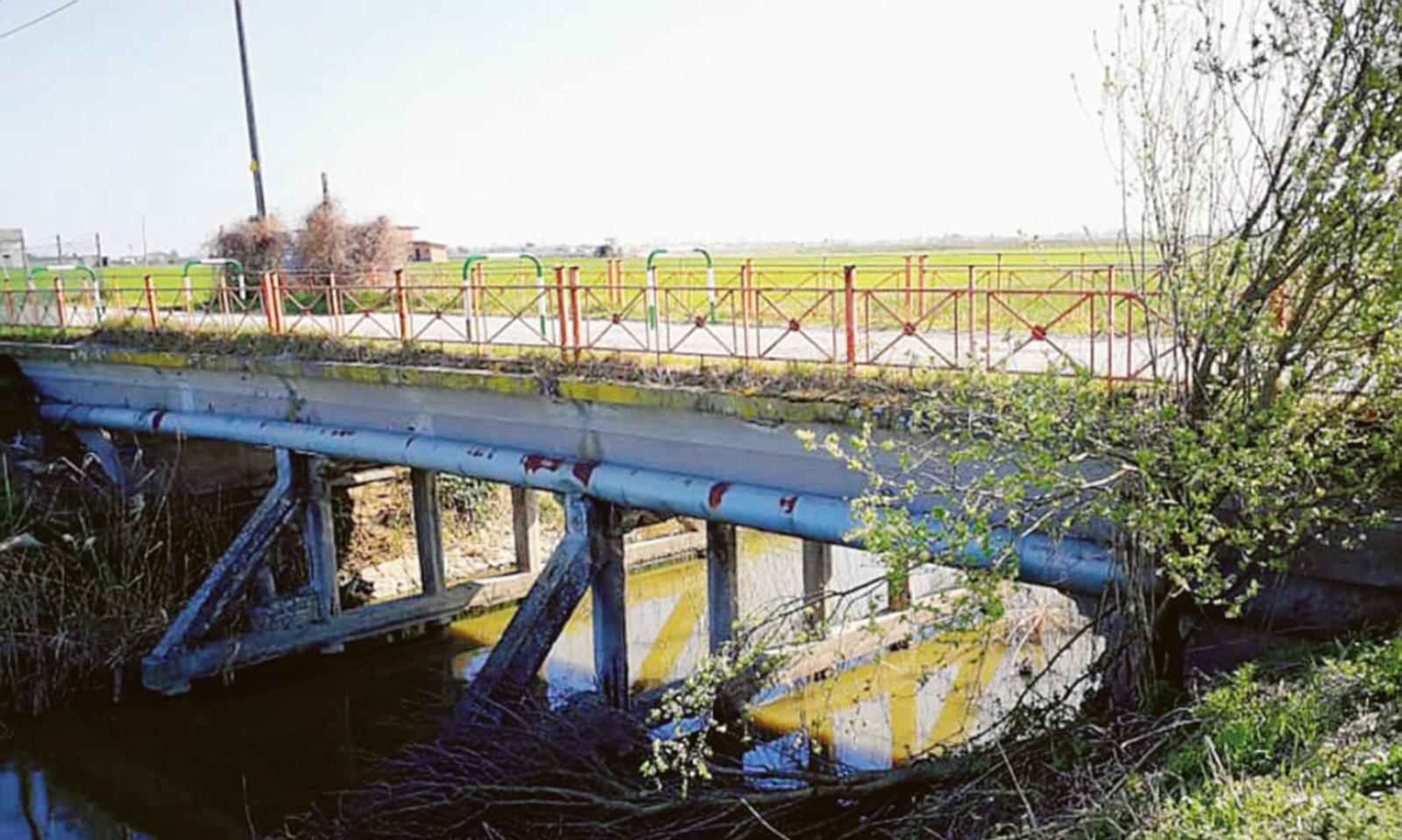 Ponte pericoloso: tre piloni su quattro compromessi
