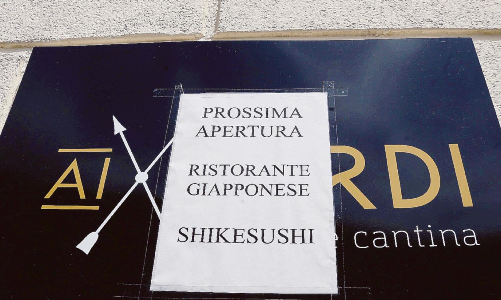 Chiudono negozi, aprono sushi