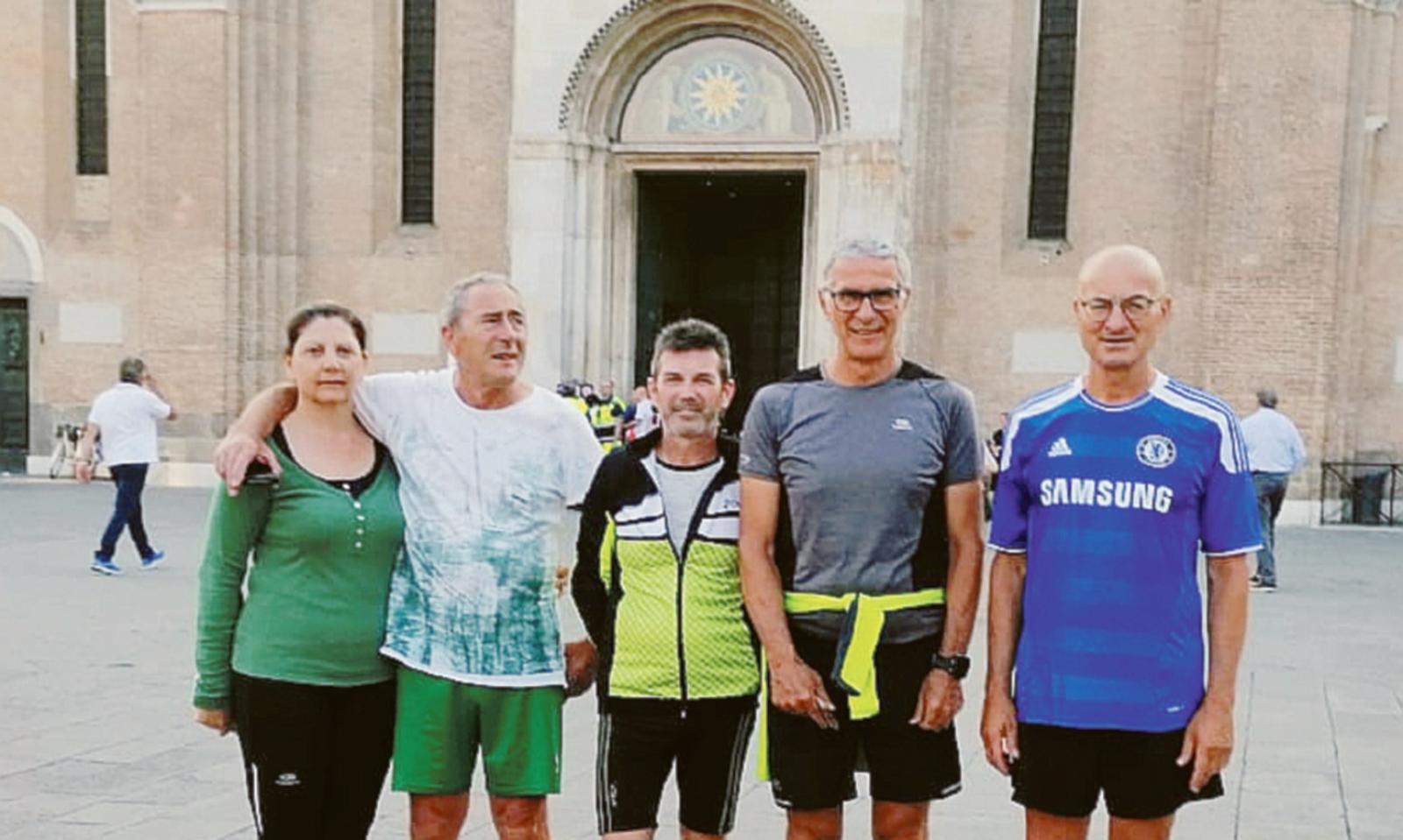 Cinque devoti a piedi Sant&rsquo;Antonio. 60 chilometri di devozione