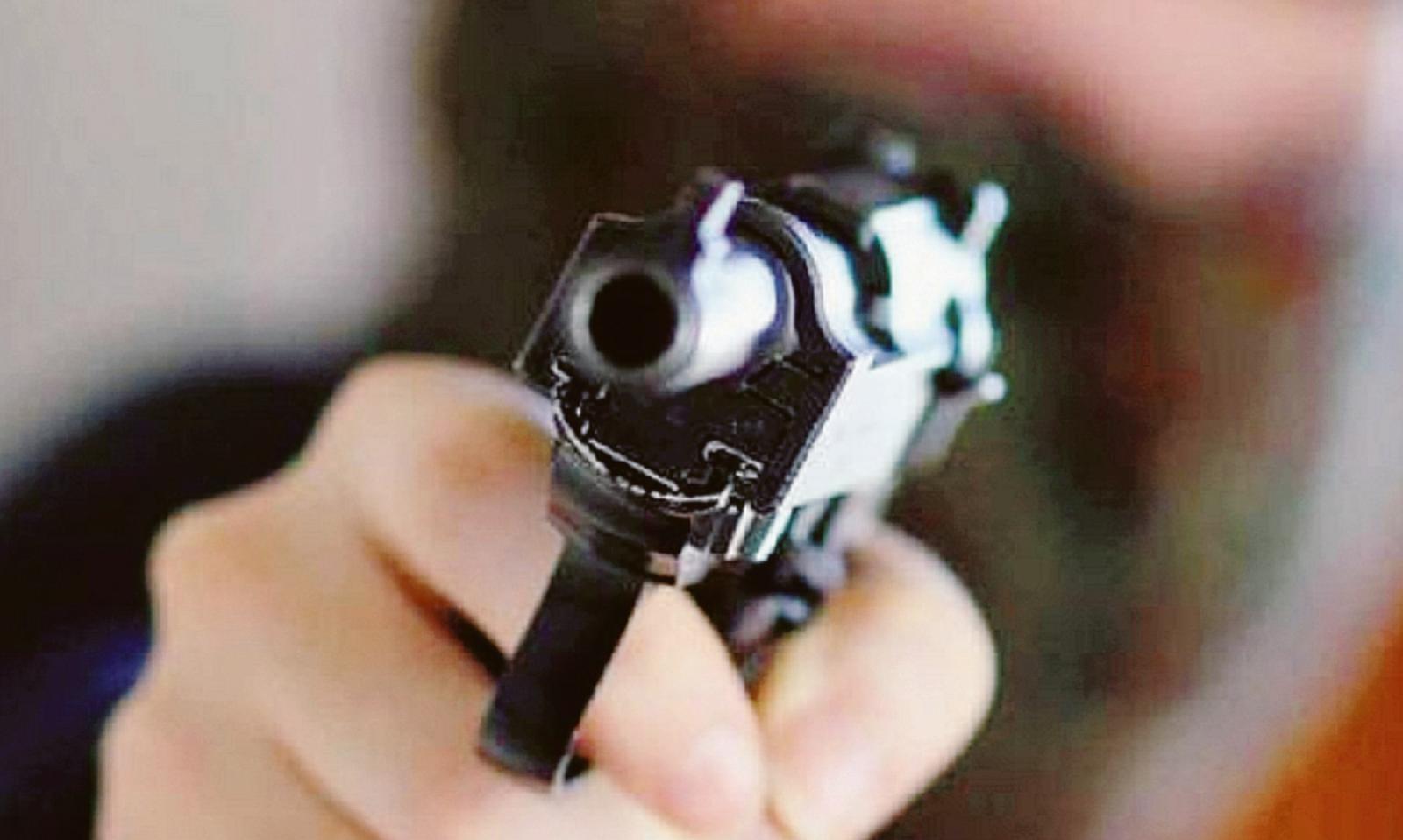 Rapina con pistola: legata in casa