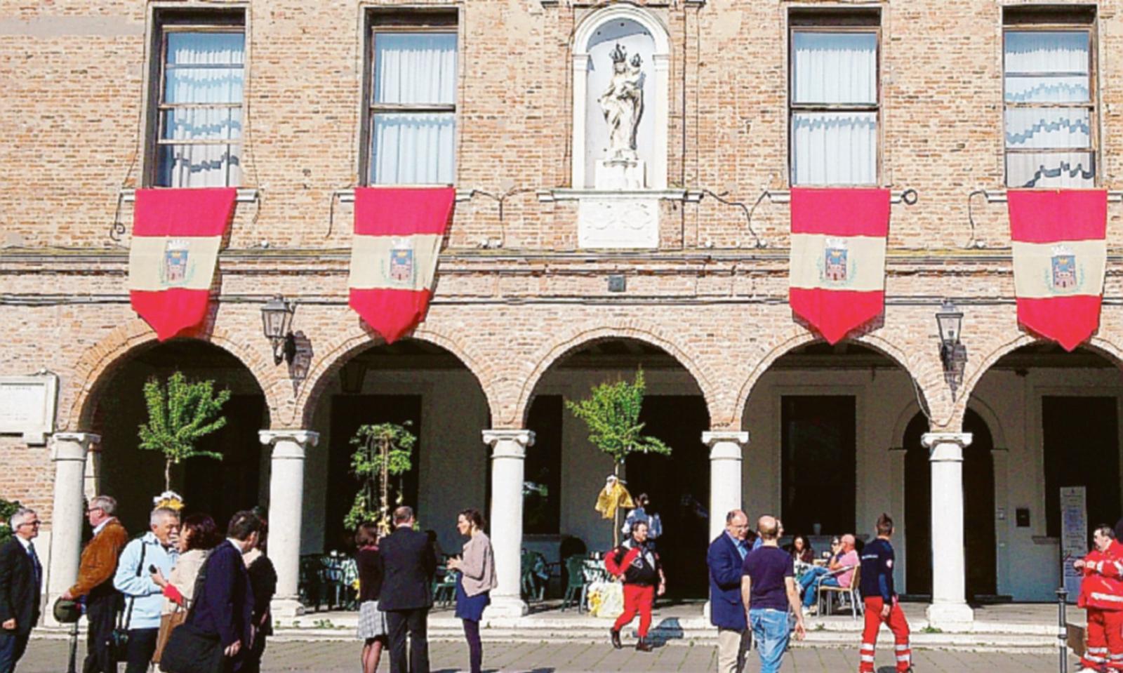 &ldquo;Non stringerle la mano, &egrave; del Pd&rdquo;