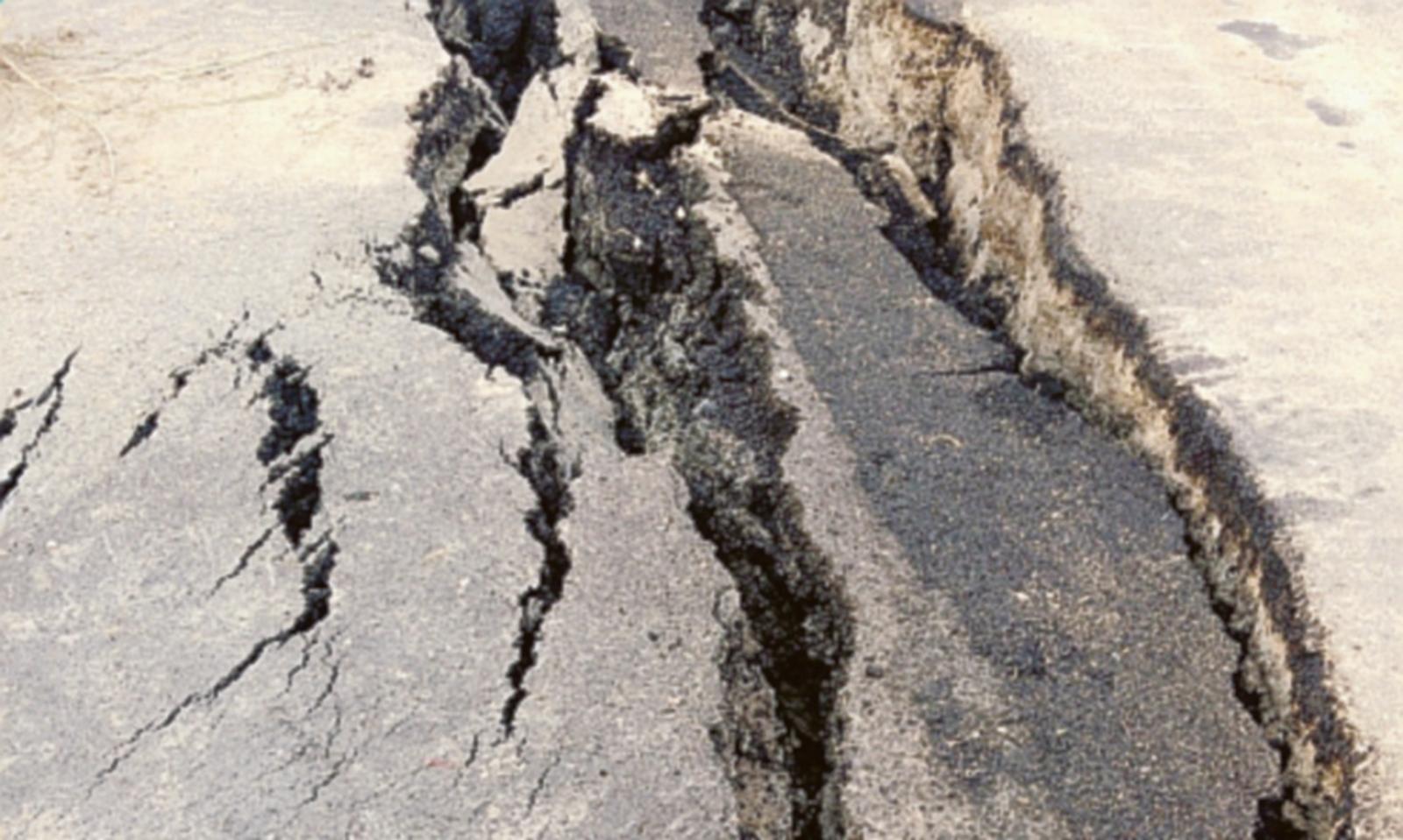 Non una semplice voragine: la strada si &egrave; aperta a met&agrave;!