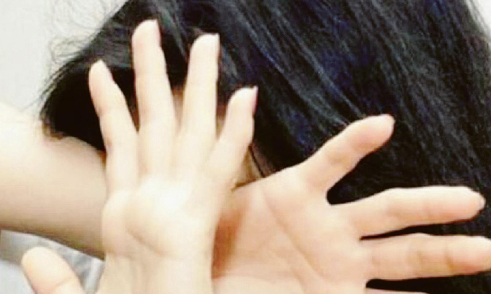 Esalta il femminicidio guardando la tv: la moglie lo denuncia