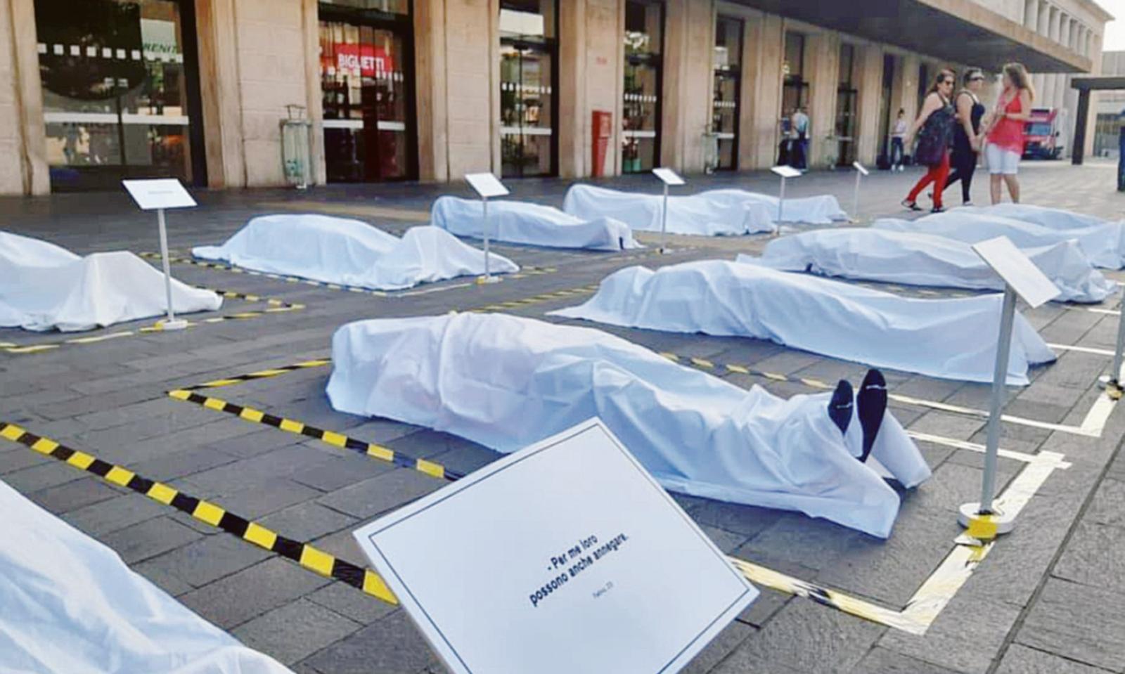 Una distesa di cadaveri in stazione