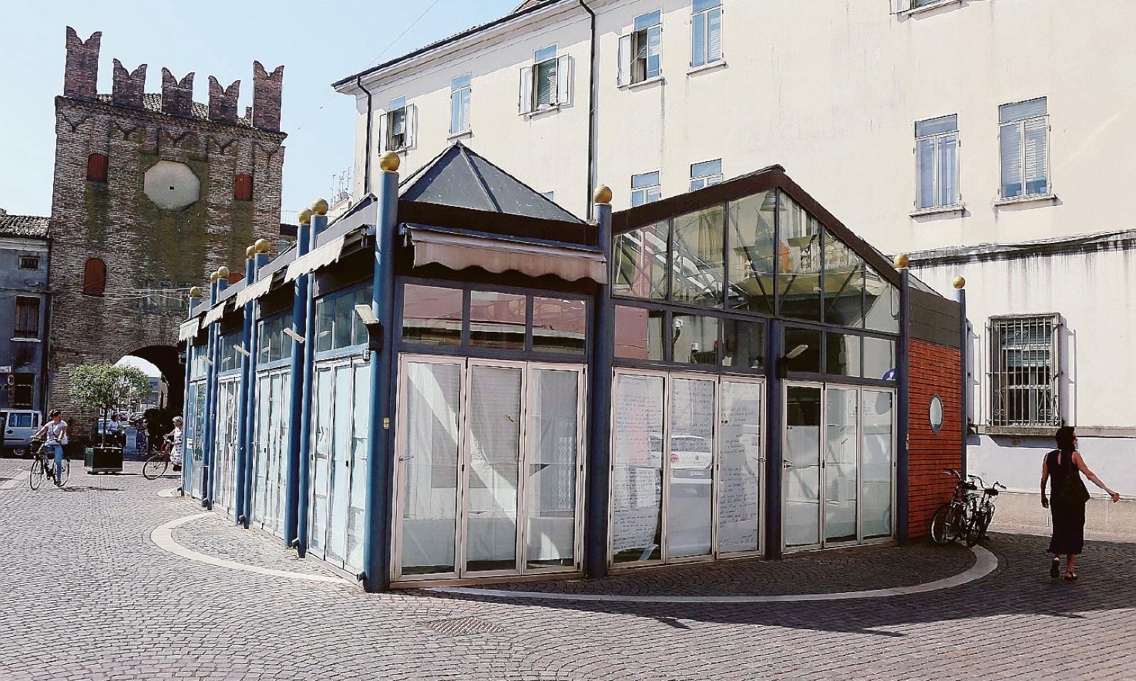 Gaffeo ferma la ruspa sul chiosco