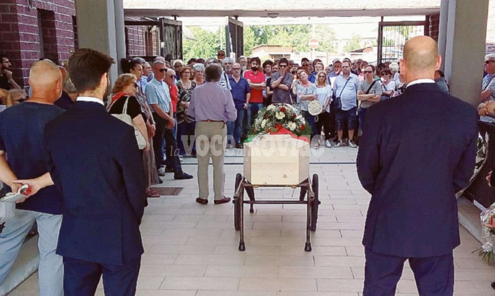 Amici, politici e musicisti per l&rsquo;ultimo saluto al &ldquo;Biso&rdquo;