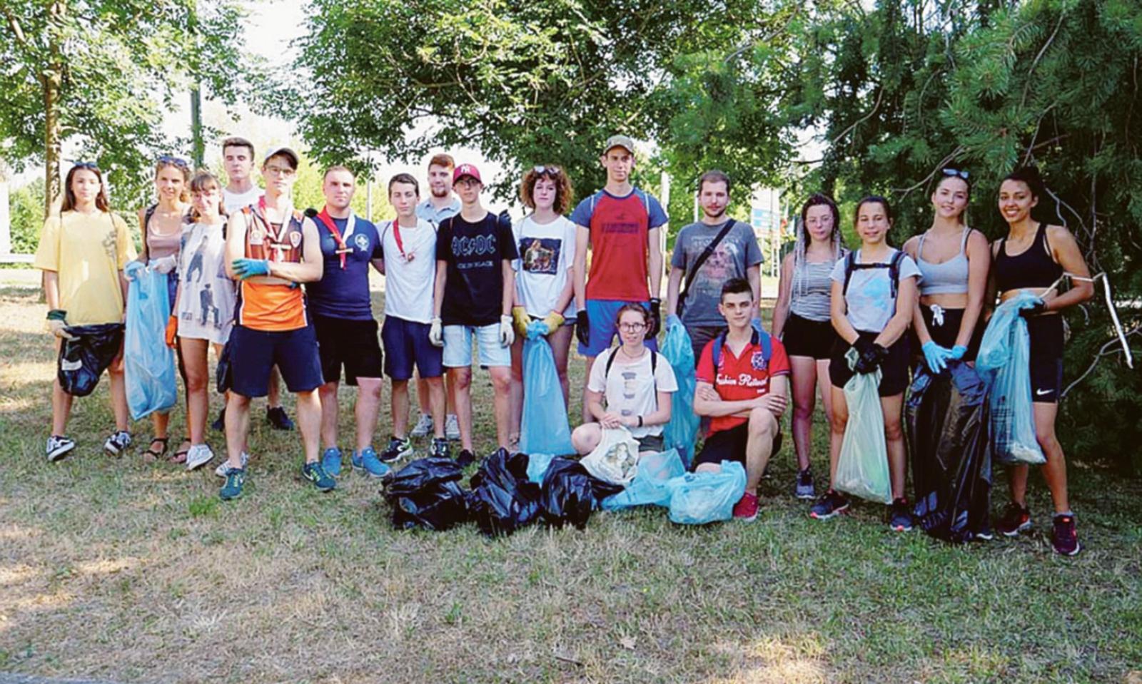 I ragazzi ripuliscono il parco