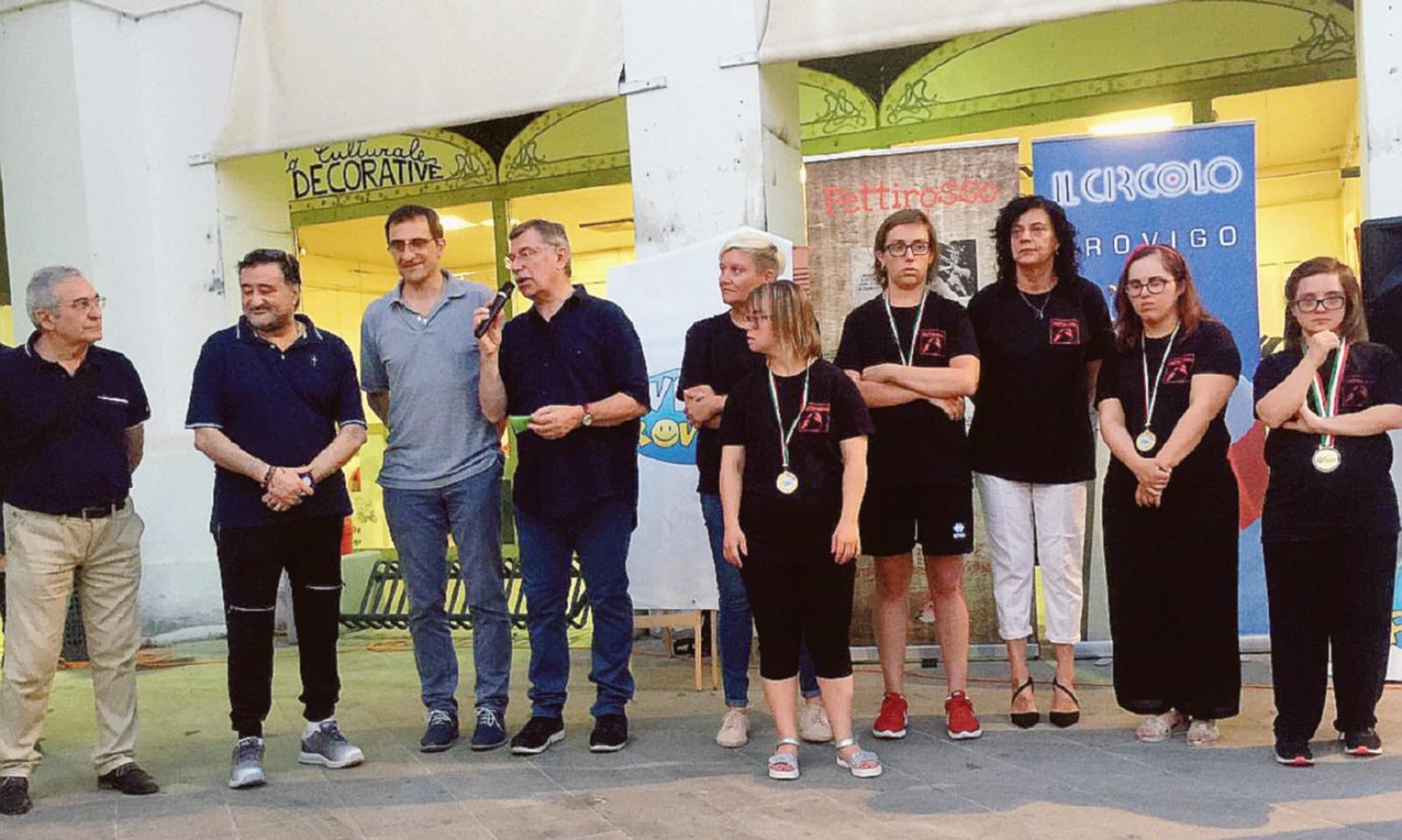 Le nostre regine del nuoto premiate in piazzetta