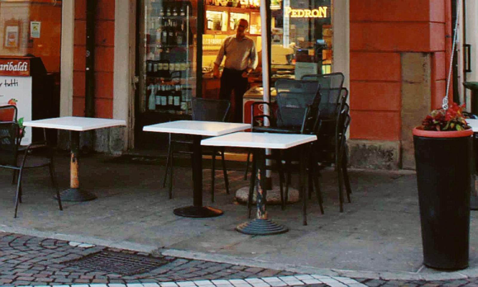 Puzza di fogna dal tombino, in piazza non si respira