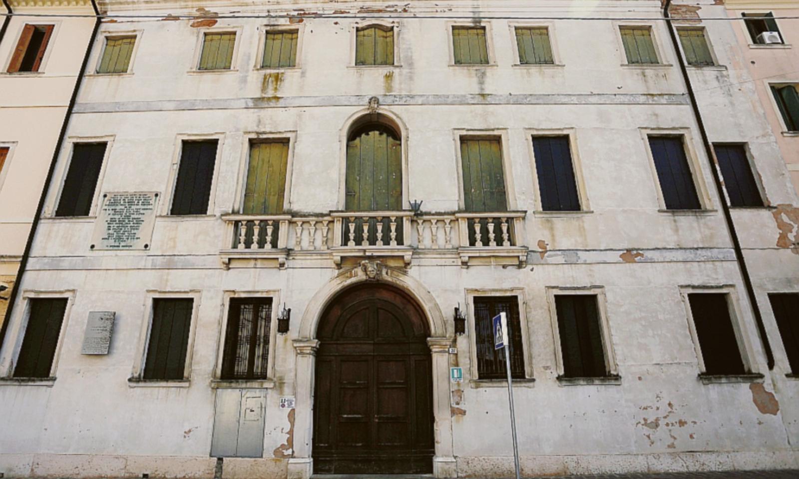 L&rsquo;Arma in aiuto dell&rsquo;ex liceo