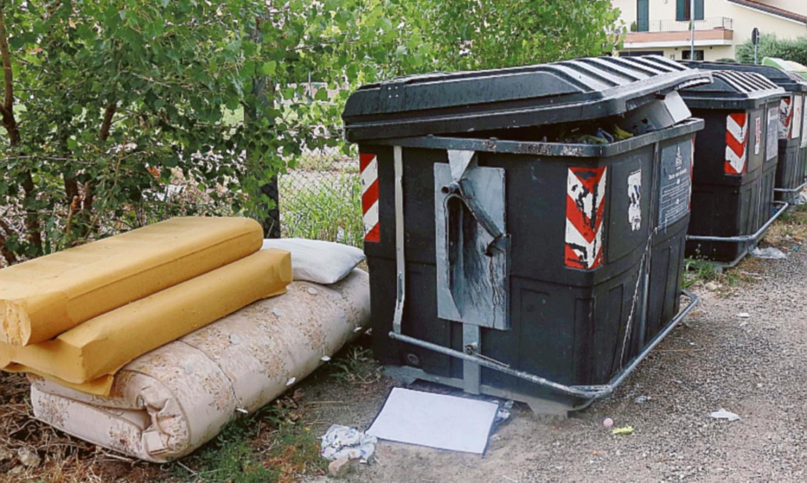 Caos e incuria attorno ai cassonetti