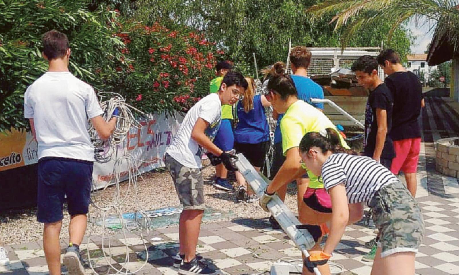 I giovani angeli sistemano Castelbeach dopo il maltempo
